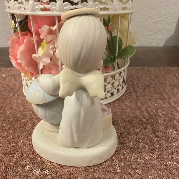 Precious moments figurine what the world needs is love #531065 - Picture 5 of 7